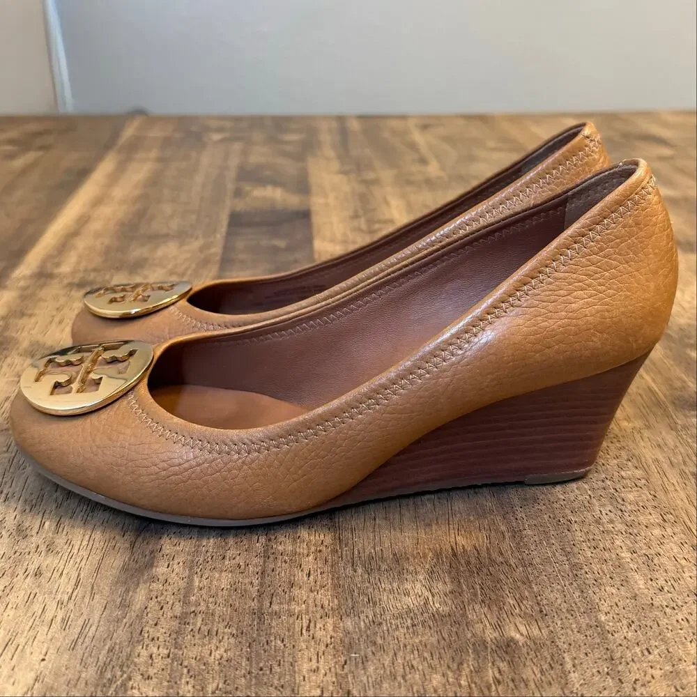 Tory Burch Sally Wedge Pebbled Leather Heel Gold Logo Medallion Round Women's 8M
